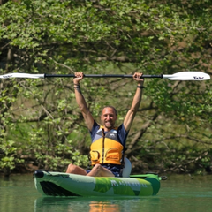 O Caiaque Betta-412 da AQUA MARINA para 1 pessoa. Este caiaque é ideal para viagens fáceis de fim de semana ou para passear nos lagos e rios perto de uma casa de campo.