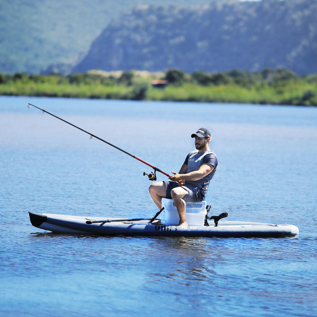 A prancha Drift é perfeita para amantes de pesca. Desfrute de horas de pesca com conforto com1 tapete de tração completo 2 suportes de cana de pesca.