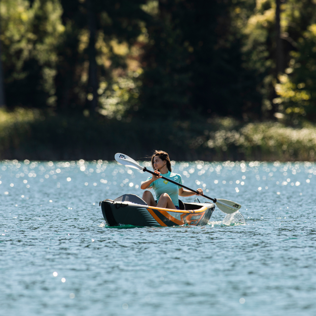 O Caiaque de Alta Pressão Tomahawk AIR-K-375 AQUA MARINA para 1 pessoa. Este caiaque é o companheiro perfeito para os mais aventureiros e mais corajosos