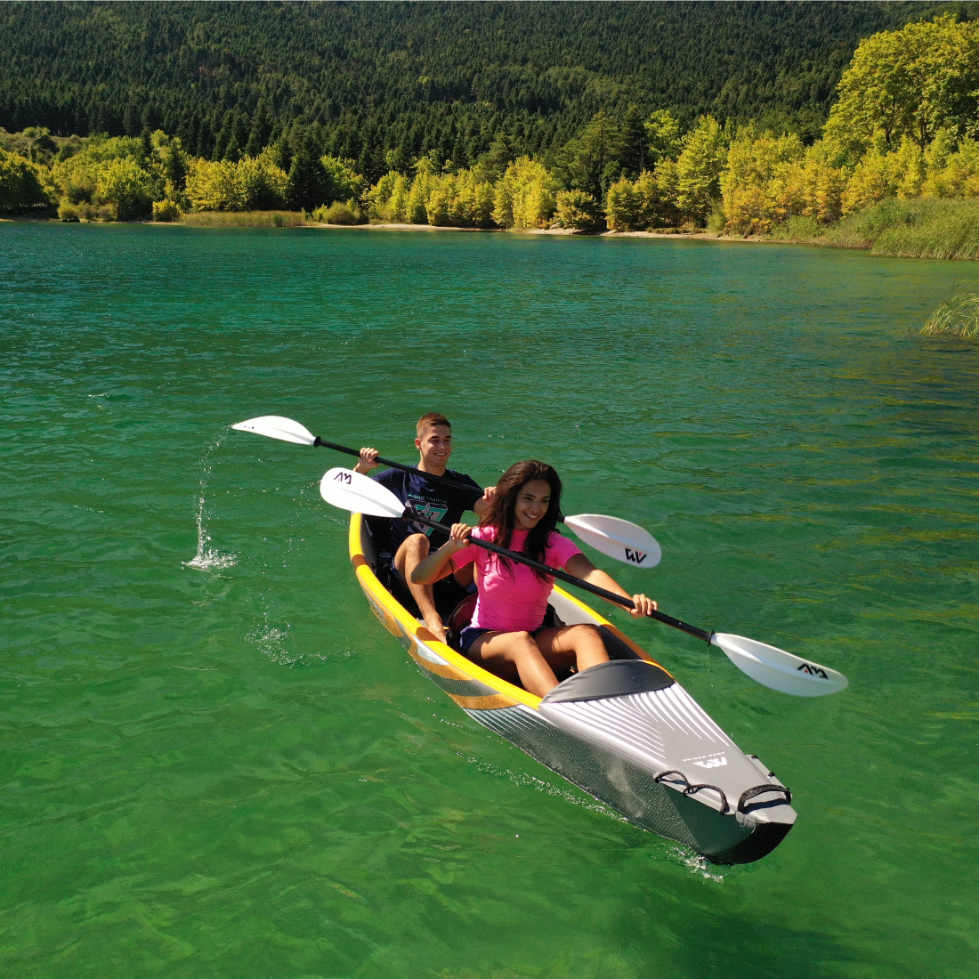 O Caiaque de Alta Pressão Tomahawk AIR-K-440 AQUA MARINA para 2 pessoas. Este caiaque é o companheiro perfeito para os mais aventureiros e mais corajosos.