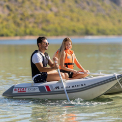 Dotado de um casco em túnel ultra-estável e de um amplo espaço no convés, este catamarã insuflável impressiona pela sua capacidade excecional e pela habilidade de enfrentar ventos e ondas a alta velocidade.