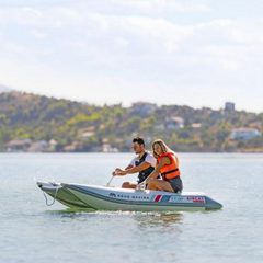 Dotado de um casco em túnel ultra-estável e de um amplo espaço no convés, este catamarã insuflável impressiona pela sua capacidade excecional e pela habilidade de enfrentar ventos e ondas a alta velocidade.