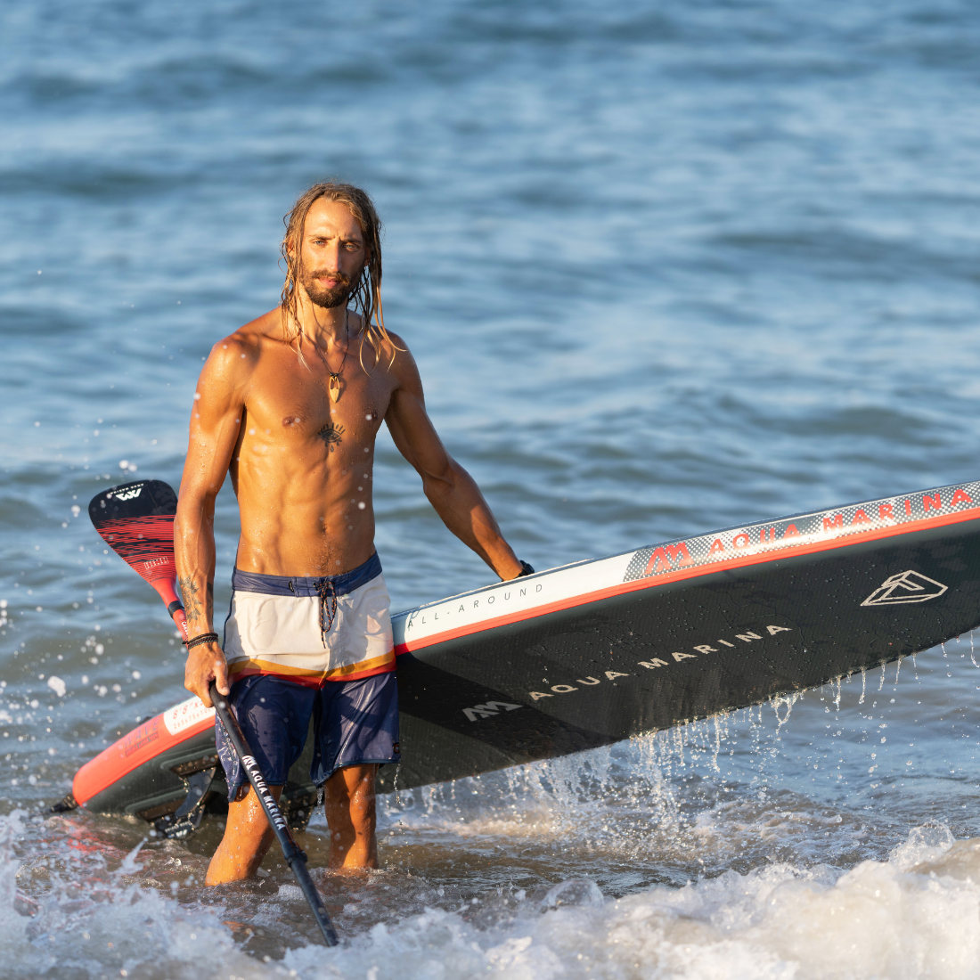 A prancha WAVE foi concebida para os entusiastas de surf que querem apanhar ondas facilmente e fazer manobras sem comprometer a velocidade.