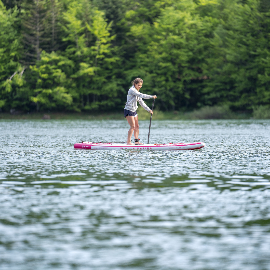 A CORAL TOURING é uma prancha de turismo mais leve, é perfeita para águas mais calmas ou ondas suaves, mantendo-se ultra-portátil.