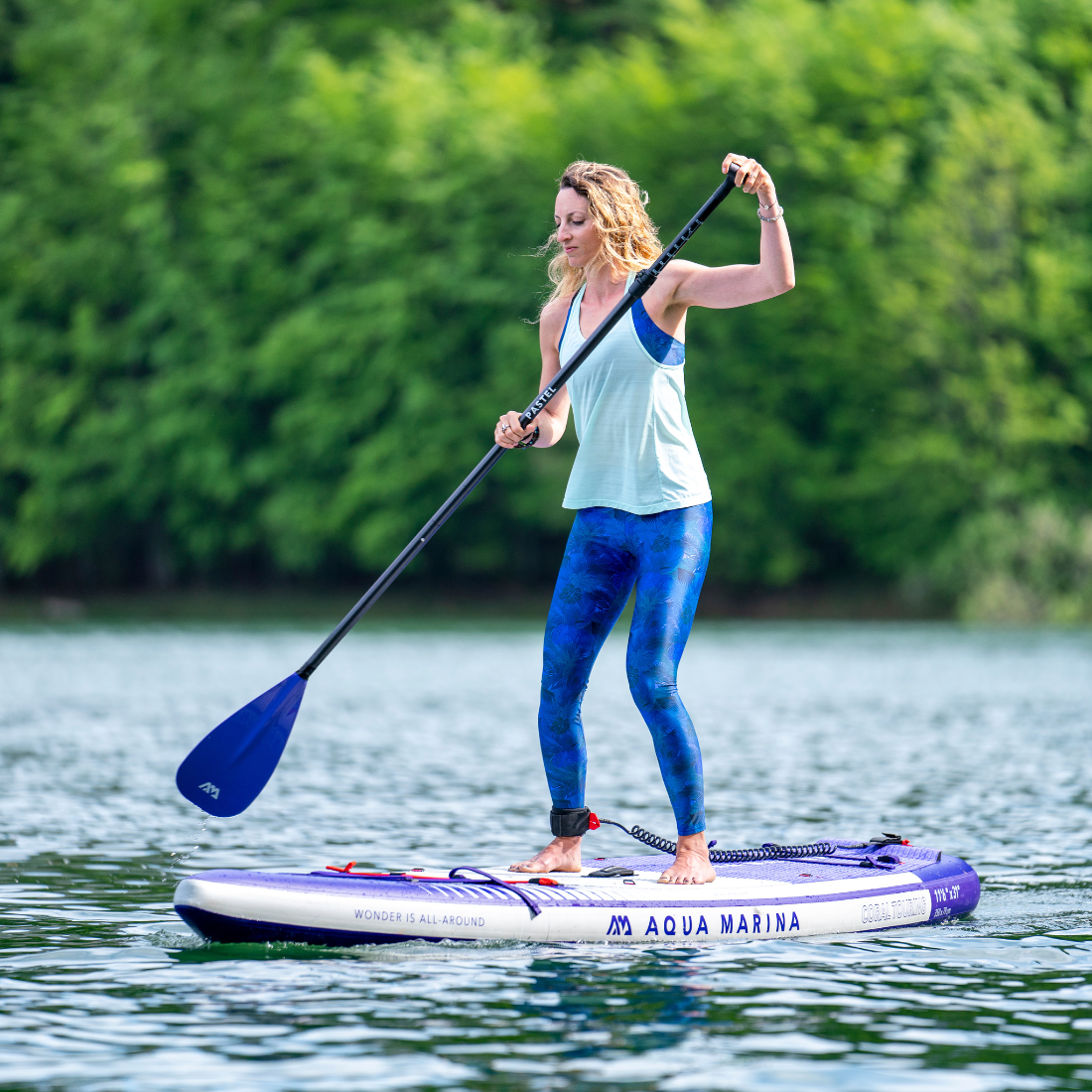 A CORAL TOURING é uma prancha de turismo mais leve, é perfeita para águas mais calmas ou ondas suaves, mantendo-se ultra-portátil.