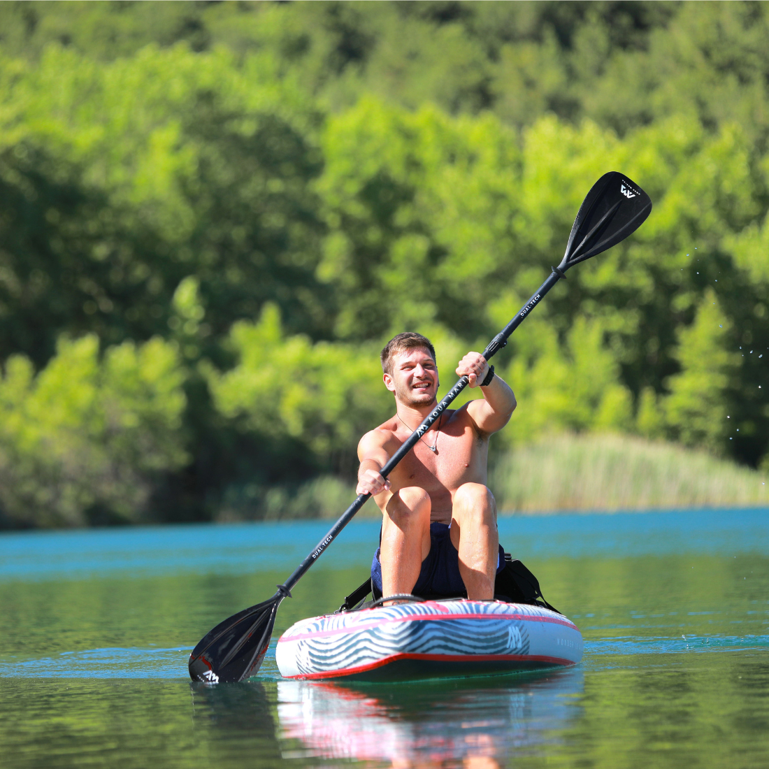 O Remo Ajustável Dual-Tech de Alumínio da AQUA MARINA é 2 em 1, oferece a funcionalidade dupla de remo para caiaque e remo para SUP.