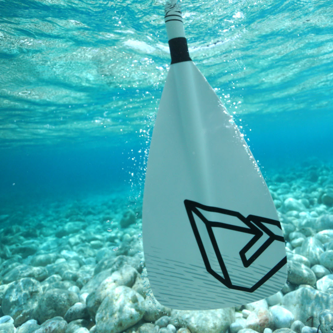 Desfrute de desempenho e conforto excecionais com o Remo Ajustável Solid de Fibra de Vidro para SUP da AQUAMARINA. Leve e fácil de manusear.