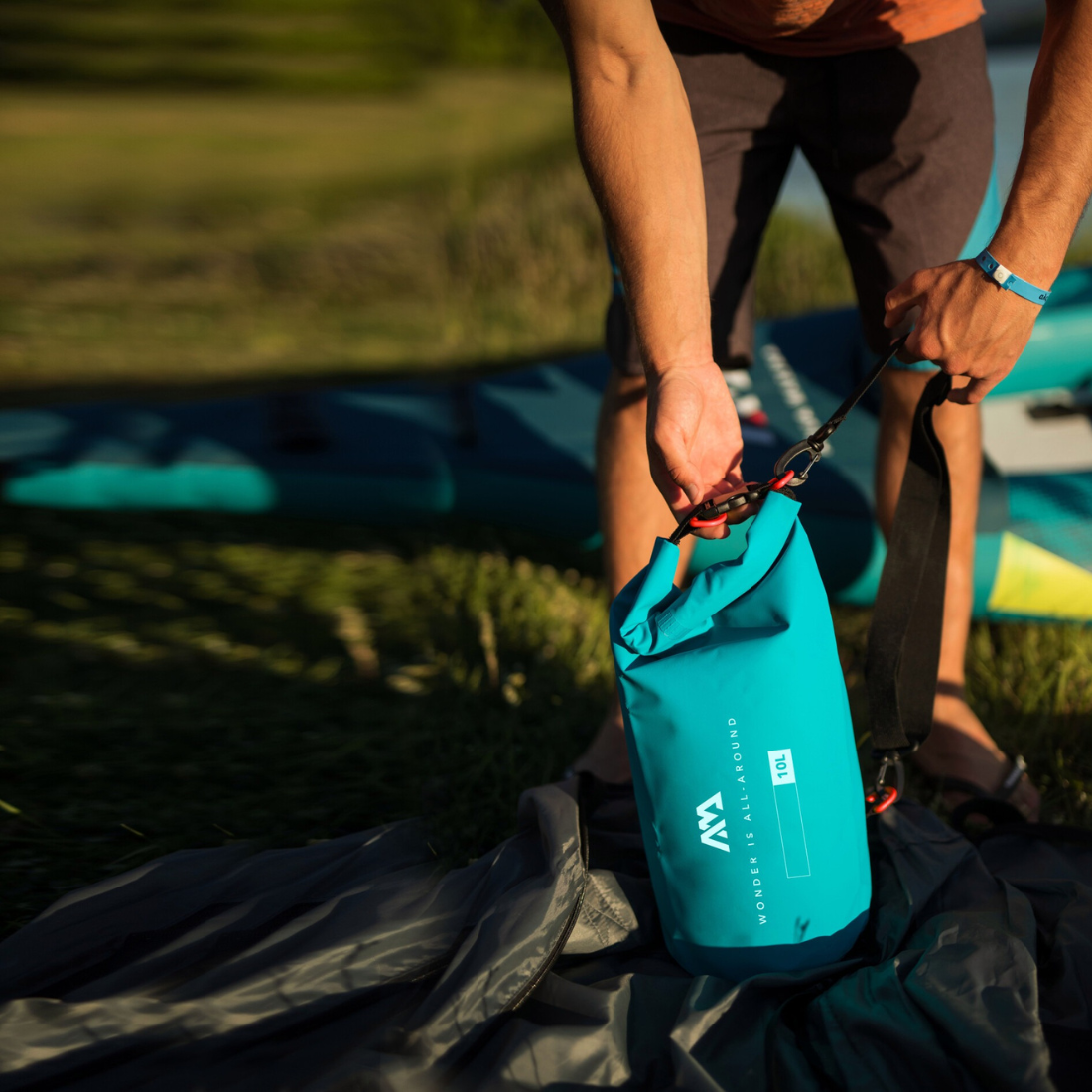 O Saco de Secagem de 10 Litros da AQUA MARINA é o parceiro ideal para as suas aventuras aquáticas.
