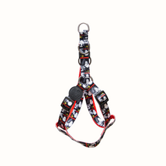 Arnês Zooz, de cores preto e branco com detalhes vermelhos e figuras do snoopy. Vista de frente, sobre fundo branco.