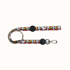 Trela Zooz ajustável, de padrão colorido e com figuras do snoopy.
Vista de frente, sobre fundo branco.