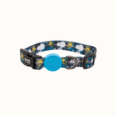 Coleira Zooz, em padrão azul e preto, com figuras do snoopy e o woodstock. Vista de frente, em pormenor, sobre fundo branco.