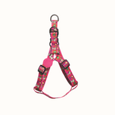 Arnês Zooz, em padrão cor de rosa com flores e figuras do snoopy. Vista de frente, sobre fundo branco.