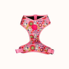 Arnês Corporal Zooz, em padrão cor de rosa com flores e figuras do snoopy. Vista de frente, sobre fundo branco.