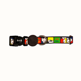 Coleira Zooz, em padrão colorido, com figuras do snoopy e com a frase "joe cool". Vista de frente, sobre fundo branco.