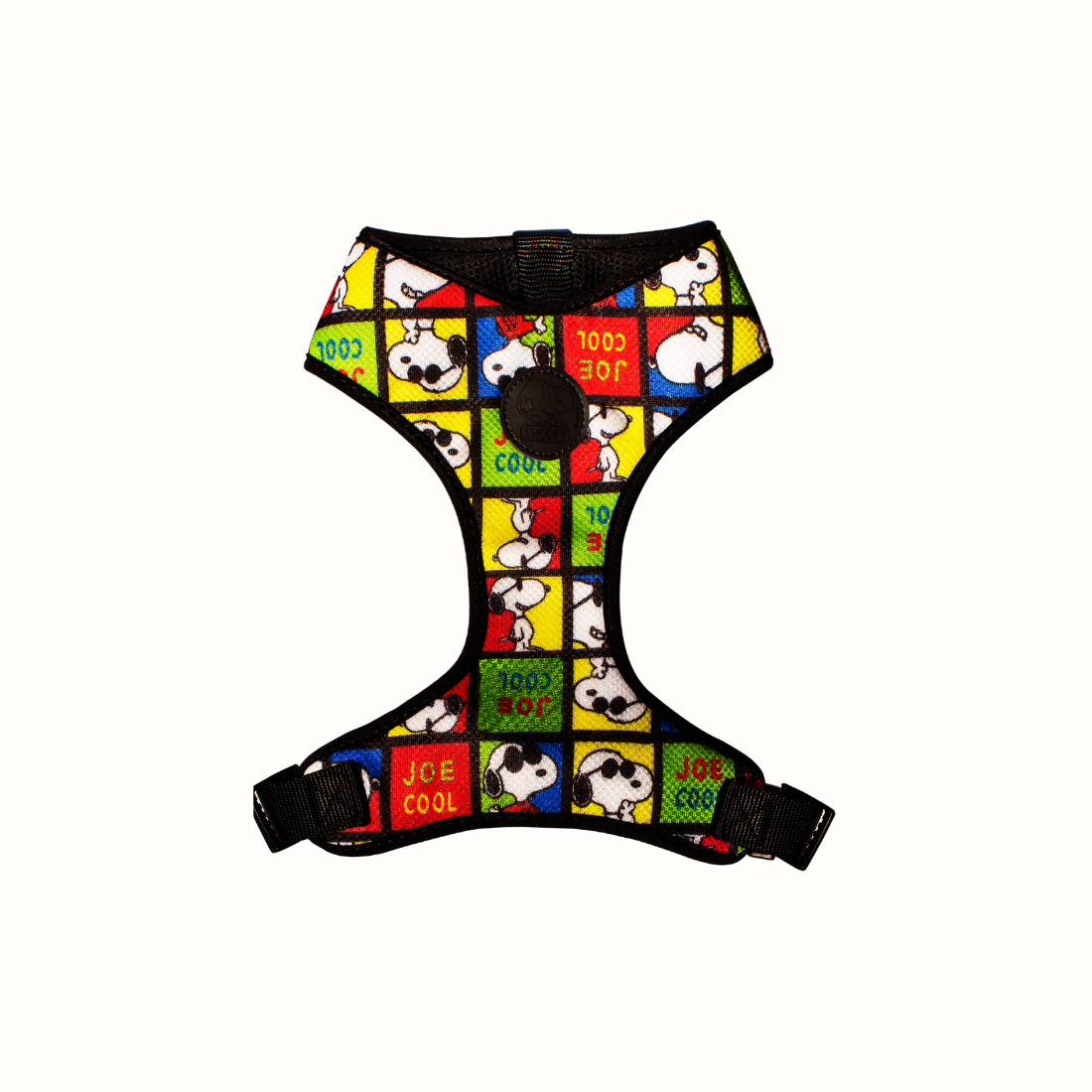 Arnês peitoral Zooz, colorido com figuras do snoopy e elementos como a frase "joe cool". Vista de frente, sobre fundo branco.