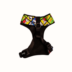 Arnês peitoral Zooz, colorido com figuras do snoopy e elementos como a frase "joe cool" e forro preto. Vista Inferior, sobre fundo branco.