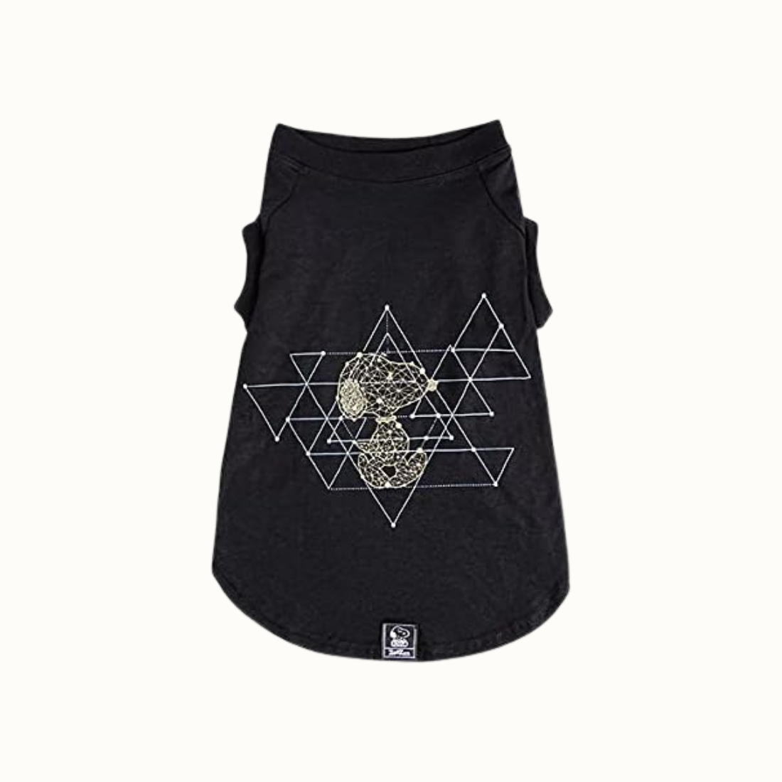 Camisola Zooz para cão na cor preta, com estampa do Snoopy em estilo geométrico dourado, sobre um fundo de triângulos brancos interligados. Vista frontal, sobre fundo branco.