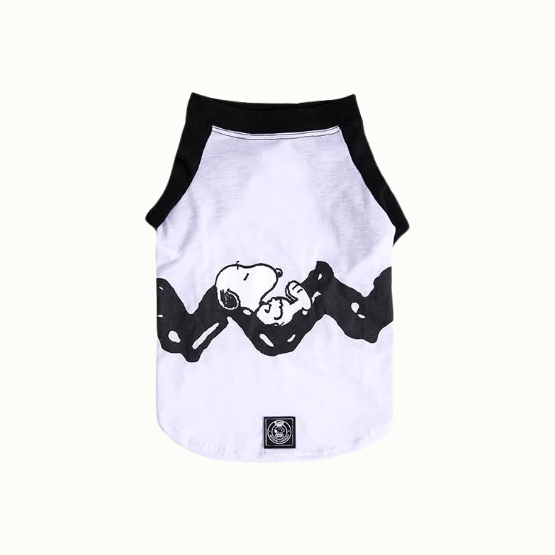 Sweatshirt ZOOZ para cão com design do Snoopy, de cor branco, com detalhes em preto. Estampa do personagem. Vista frontal, sobre fundo branco.