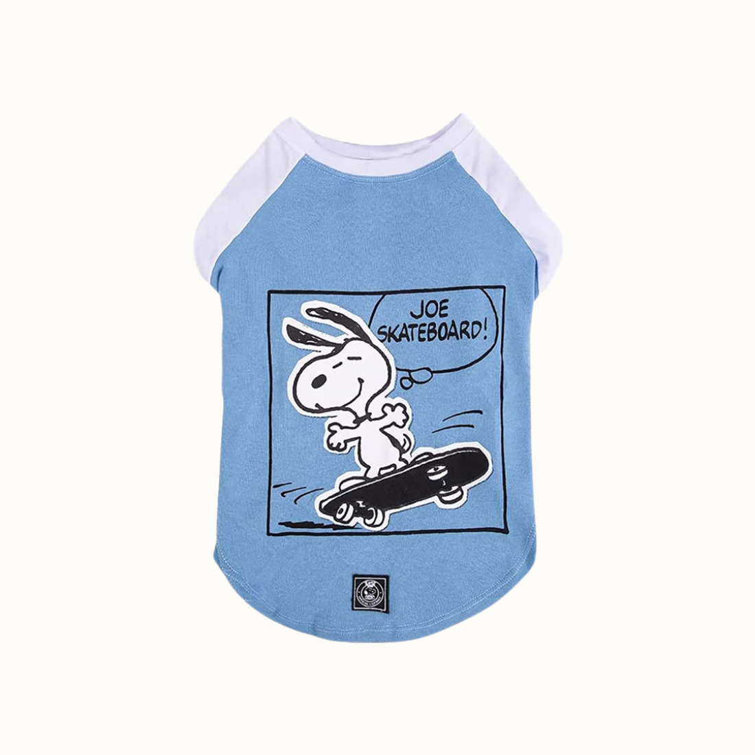 Camisola ZOOZ para cão com design do Snoopy, de cor azul, com detalhes em branco. Estampa divertida do personagem a andar de skate. Vista do angulo superior, sobre fundo branco.