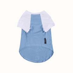 Camisola ZOOZ para cão com design do Snoopy, de cor azul, com detalhes em branco. Estampa divertida do personagem a andar de skate. Vista do angulo inferior, sobre fundo branco.