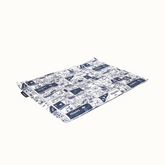 Tapete Zooz para cães, de cores azul e branco, com padrão estilo banda desenhada. Vista frontal, sobre fundo branco.