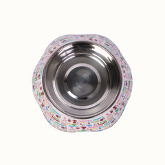 Comedouro ZOOZ para animal, com design do Snoopy, featuring ilustrações coloridas do personagem e elementos como pegadas e ossos. Material de plástico, com interior em alumínio. Vista de cima sobre fundo branco.