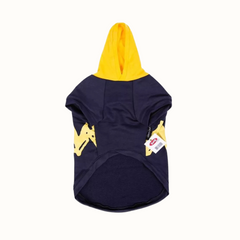 Sweatshirt ZOOZ para cão com design do Snoopy, de cor azulmarinho, com capuz e detalhes em amarelo. Estampa do personagem. Vista do angulo inferior, sobre fundo branco.