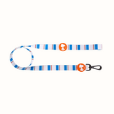 Trela do snoopy Zooz, em padrão azul branco, com detalhes em cor de laranja e figuras do personagem. Vista de frente, sobre fundo branco.