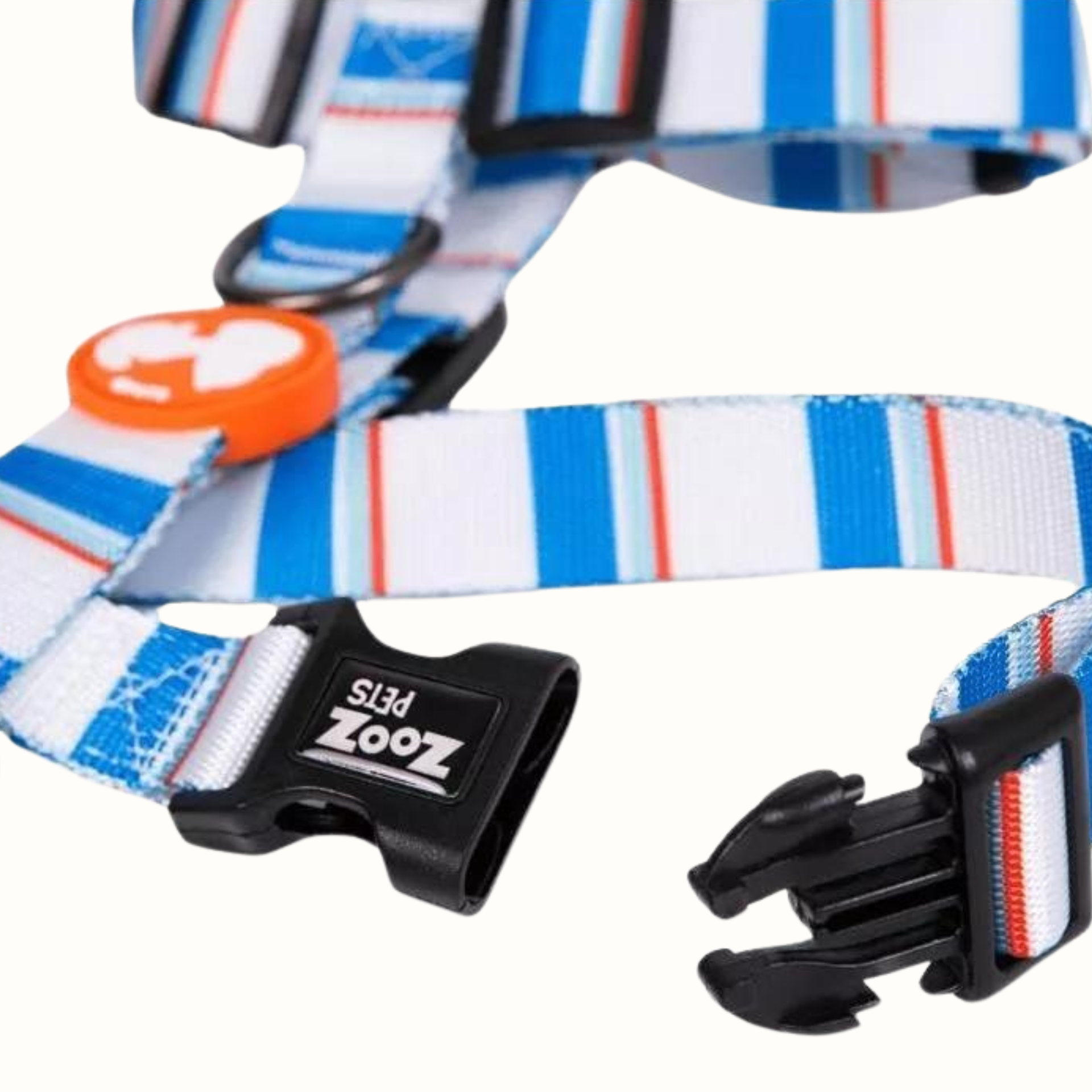 Arnês Snoopy Zooz em padrão azul branco, com detalhes em cor de laranja e figuras do personagem. Vista em detalhe, sobre fundo branco.
