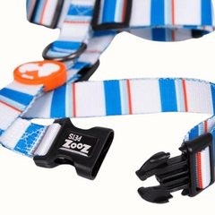 Arnês Snoopy Zooz em padrão azul branco, com detalhes em cor de laranja e figuras do personagem. Vista em detalhe, sobre fundo branco.