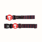 Coleira Zooz, em padrão preto, com detalhes em vermelho e figuras do snoopy. Vista de frente, sobre fundo branco.