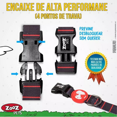 Instruçoes de encaixe da Coleira Zooz, em padrão preto, com detalhes em vermelho e figuras do snoopy. Vista de frente, sobre fundo branco.