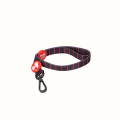 Trela Snoopy Zooz em padrão preto com detalhes em vermelho e figura do personagem. Vista de frente, sobre fundo branco.