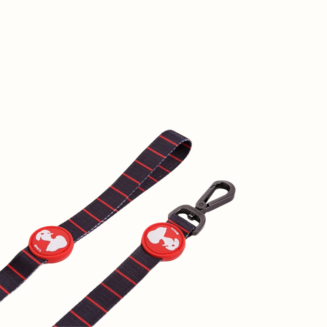 Trela Snoopy Zooz em padrão preto com detalhes em vermelho e figura do personagem. Vista em pormenor, sobre fundo branco.