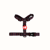 Arnês Snoopy Zooz em padrão preto com detalhes em vermelho e figura do personagem. Vista de frente, sobre fundo branco.