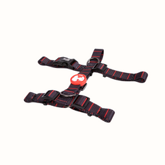 Arnês Snoopy Zooz em padrão preto com detalhes em vermelho e figura do personagem. Vista frontal, sobre fundo branco.