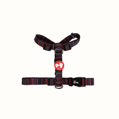 Arnês Snoopy Zooz em padrão preto com detalhes em vermelho e figura do personagem. Vista de frente, sobre fundo branco.