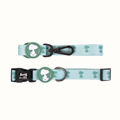 Coleira Zooz, em padrão azul claro e verde claro e figuras do snoopy. Vista de frente, sobre fundo branco.