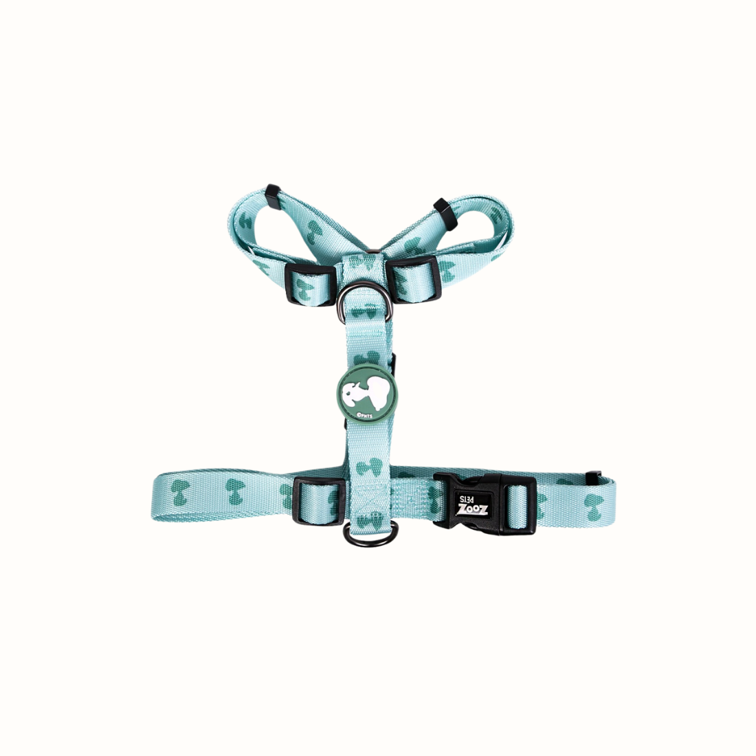 Arnês Zooz, em padrão azul claro e verde claro e figuras do snoopy. Vista de frente, sobre fundo branco.