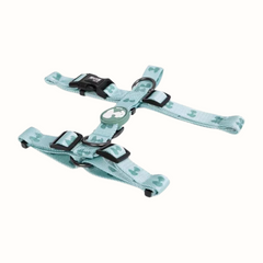 Arnês Zooz, em padrão azul claro e verde claro e figuras do snoopy. Vista de frente, sobre fundo branco.