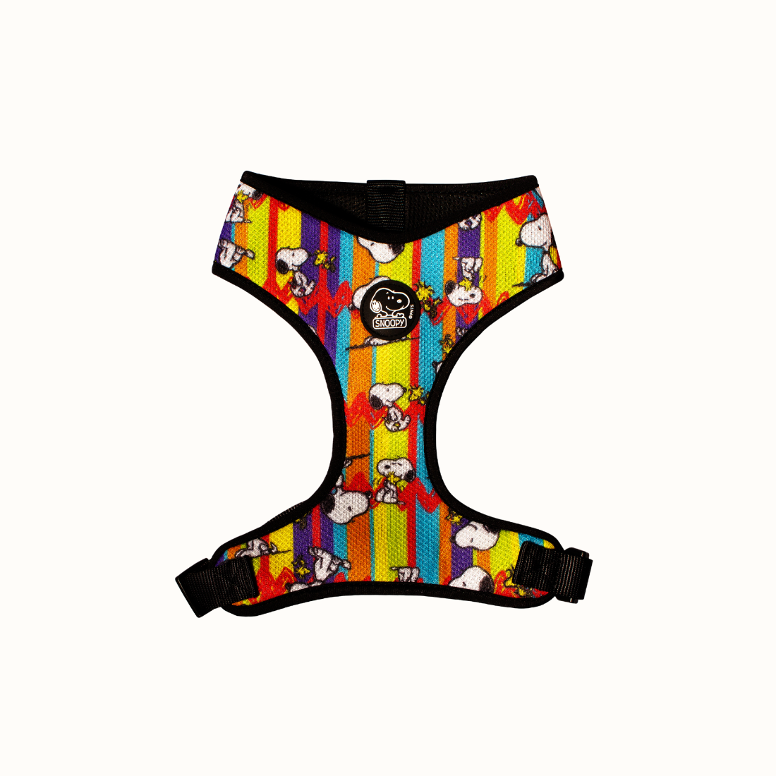 Arnês peitoral Zooz, colorido com figuras do snoopy. Vista de frente, sobre fundo branco.