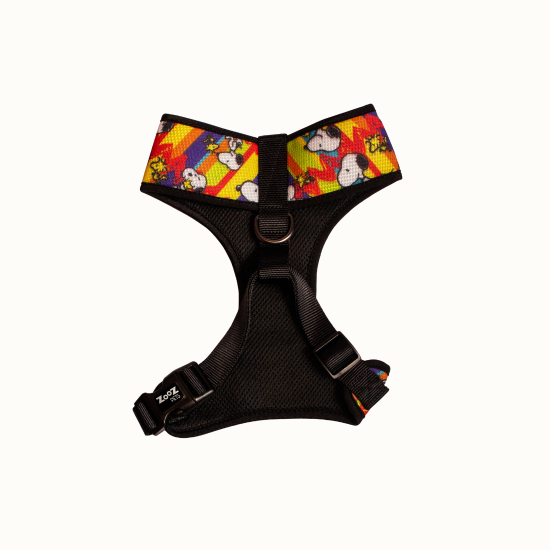Arnês peitoral Zooz, colorido com figuras do snoopy e forro preto. Vista Inferior, sobre fundo branco.