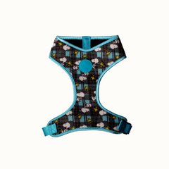 Arnês Corporal Zooz, em padrão azul e preto, com figuras do snoopy e do Woodstock. Vista de frente, sobre fundo branco.