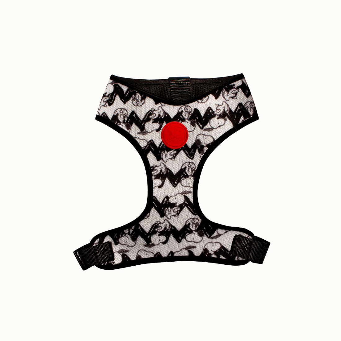 Arnês peitoral Zooz, de padrão preto e branco em zig-zag com figuras do snoopy. Vista de frente, sobre fundo branco.