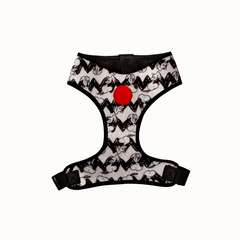 Arnês peitoral Zooz, de padrão preto e branco em zig-zag com figuras do snoopy. Vista de frente, sobre fundo branco.