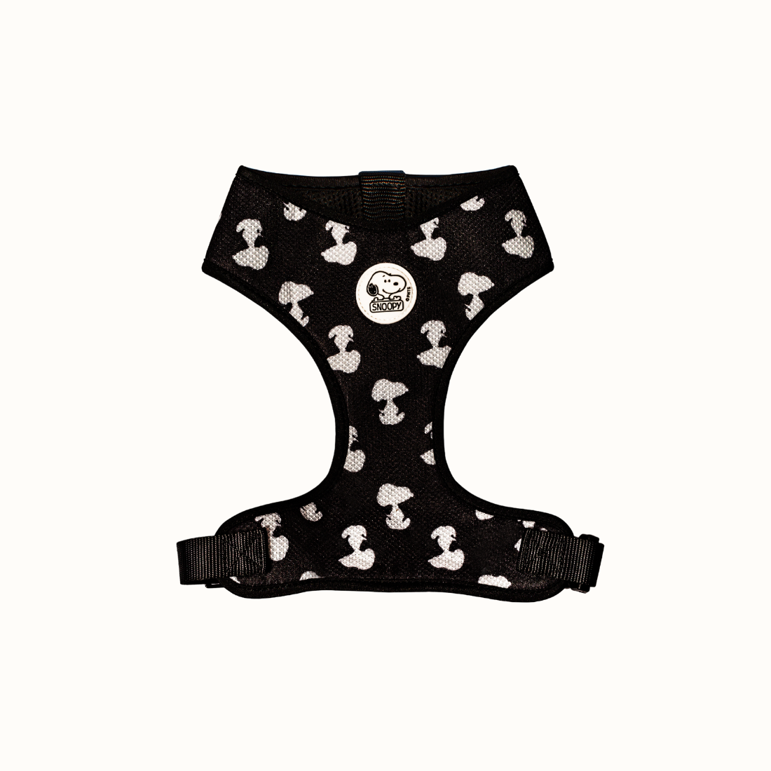 Arnês peitoral Zooz, de padrão preto e branco com figuras do snoopy. Vista de frente, sobre fundo branco.
