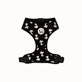 Arnês peitoral Zooz, de padrão preto e branco com figuras do snoopy. Vista de frente, sobre fundo branco.