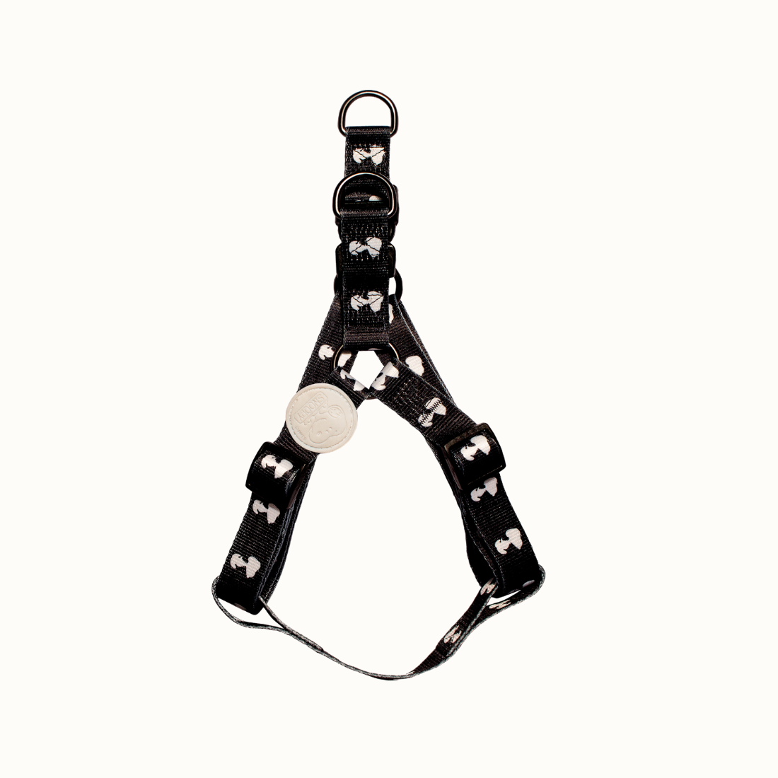 Arnês Zooz, em padrão preto e branco, com figuras do snoopy. Vista de frente, sobre fundo branco.
