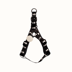 Arnês Zooz, em padrão preto e branco, com figuras do snoopy. Vista de frente, sobre fundo branco.