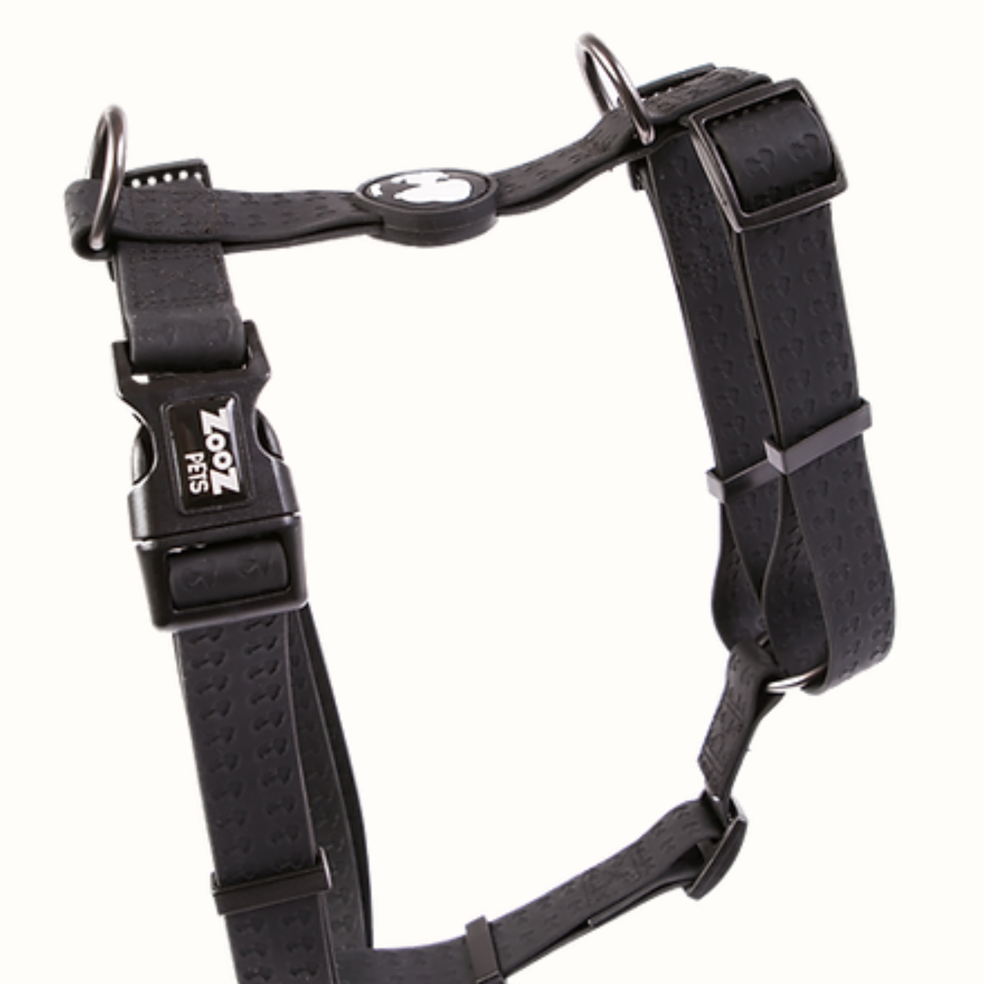 Arnês Snoopy Zooz, de cor preta do snoopy. Vista lateral, sobre fundo branco.